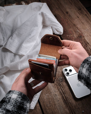 Dogaart Athen Banknote Wallet Brown Waxed pull up leather cüzdan iki elde tutuluyor ve içi açılıyor içinde çok sayıda kart bank...