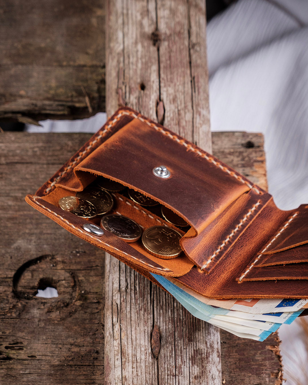 Dogaart Rio pocket portable camel crazy leather wallet coins capacity demonstration showing functional storage